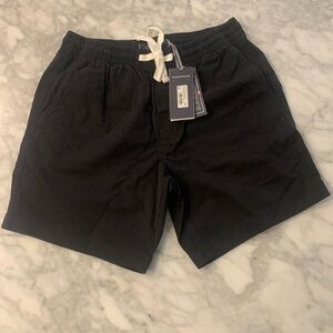 Vineyard Vines pull on black island short, 7”